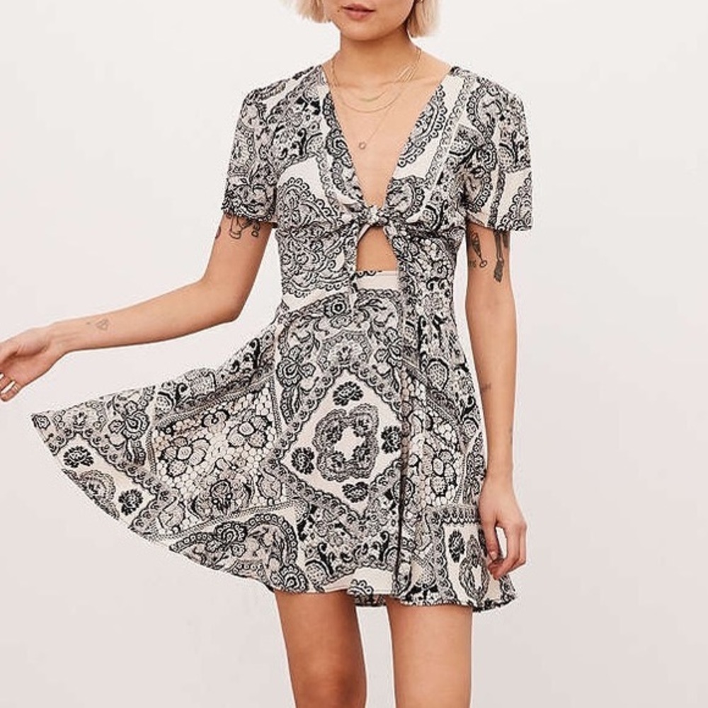 Kimchi Blue tie front keyhole dress